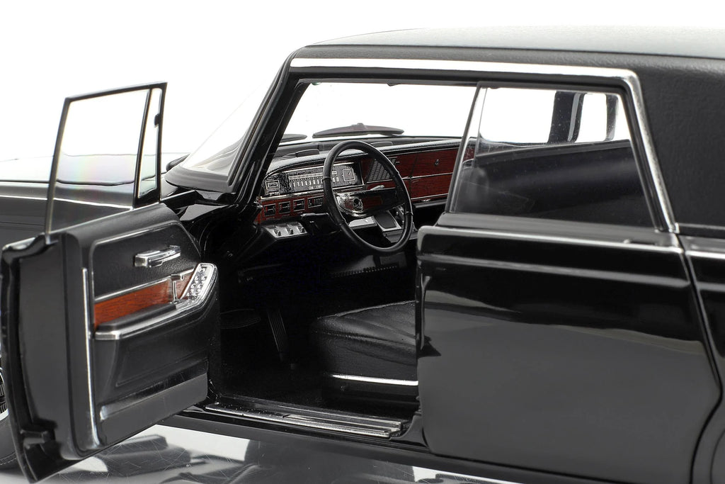 Black 1/18 Diecast Model Car R9135