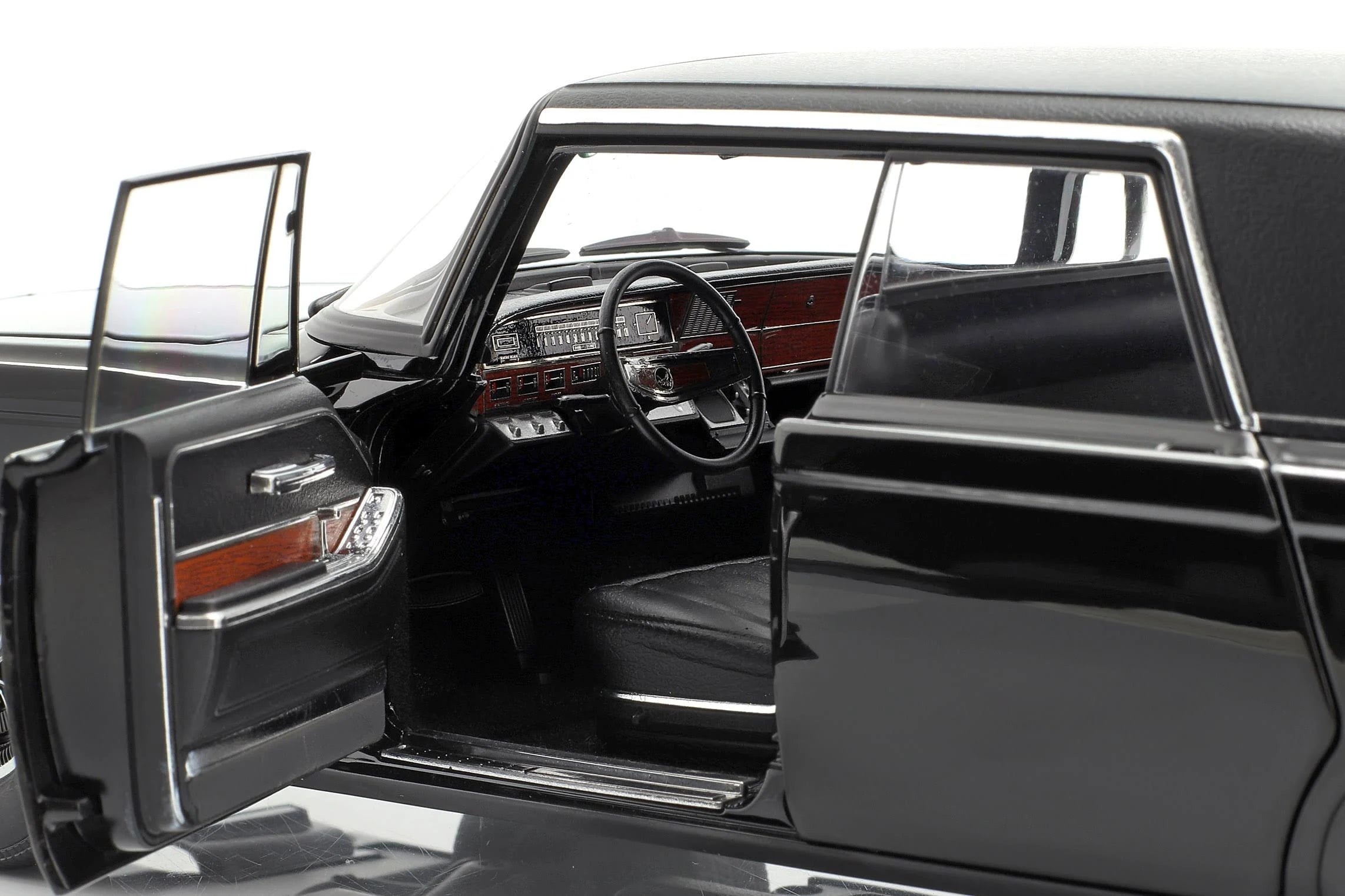 Black 1/18 Diecast Model Car R9135