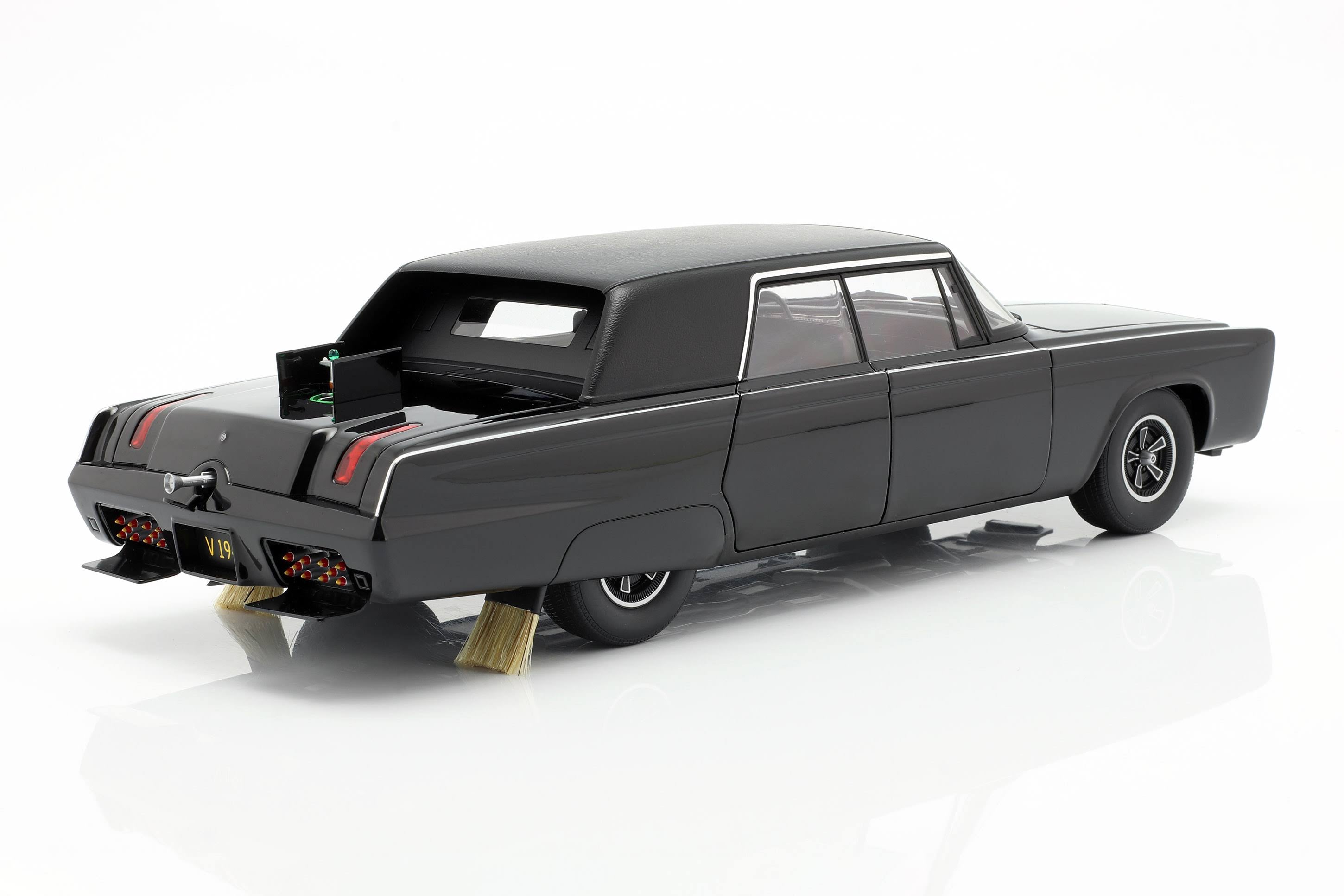 Black 1/18 Diecast Model Car R9135