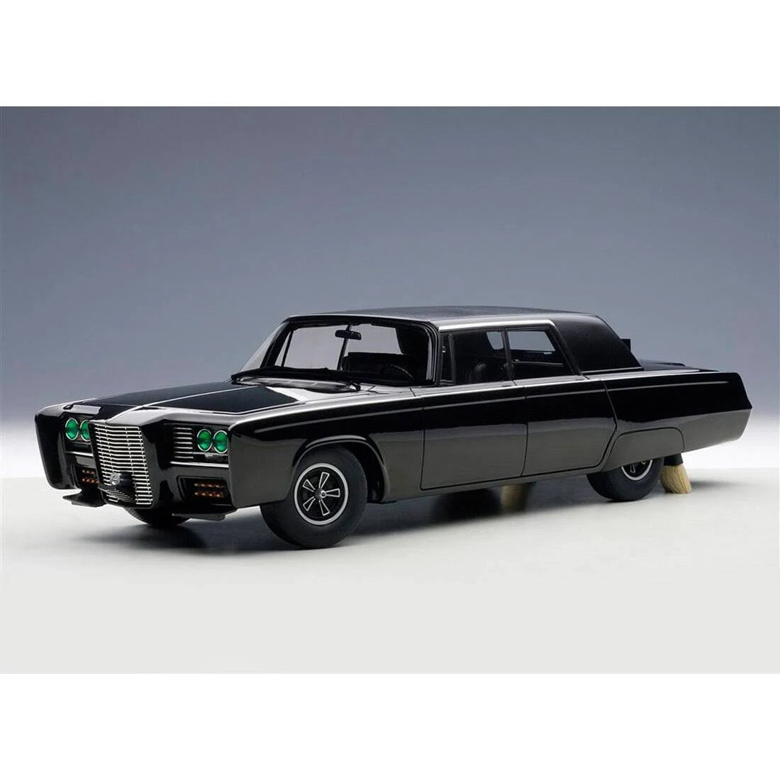 Black 1/18 Diecast Model Car R9135