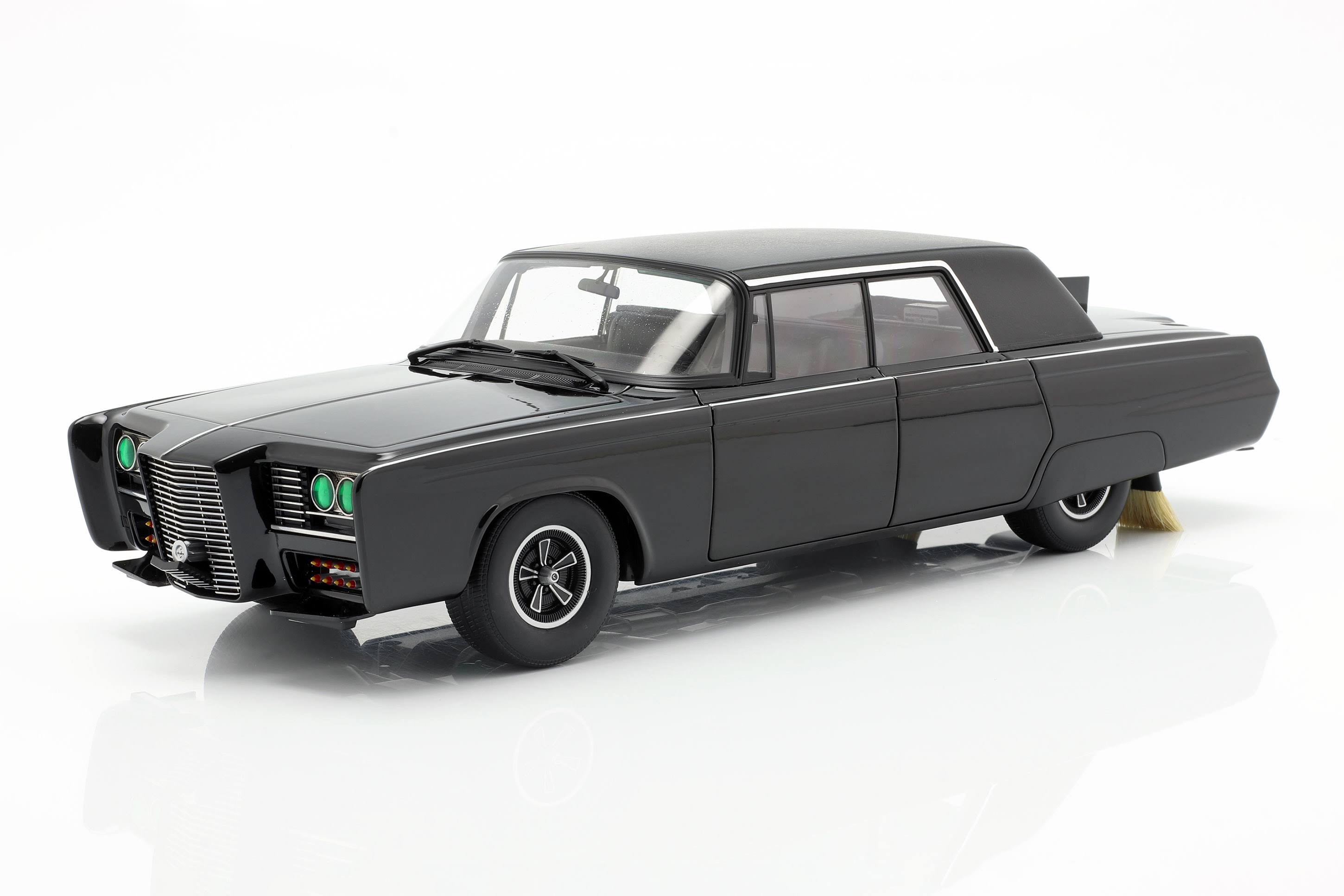 Black 1/18 Diecast Model Car R9135