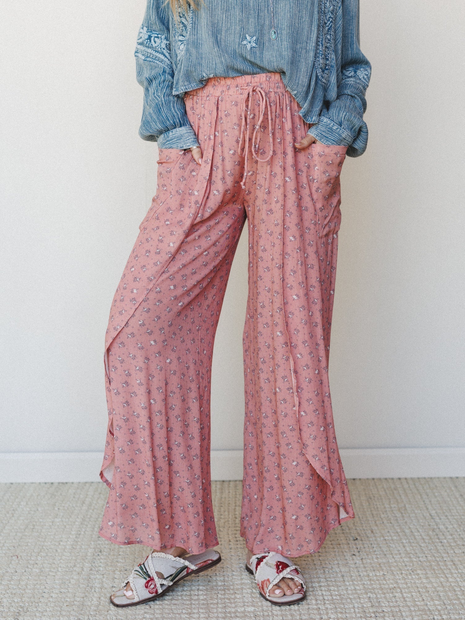 The Nest Wandering Flower Side Slit Pant - Clay