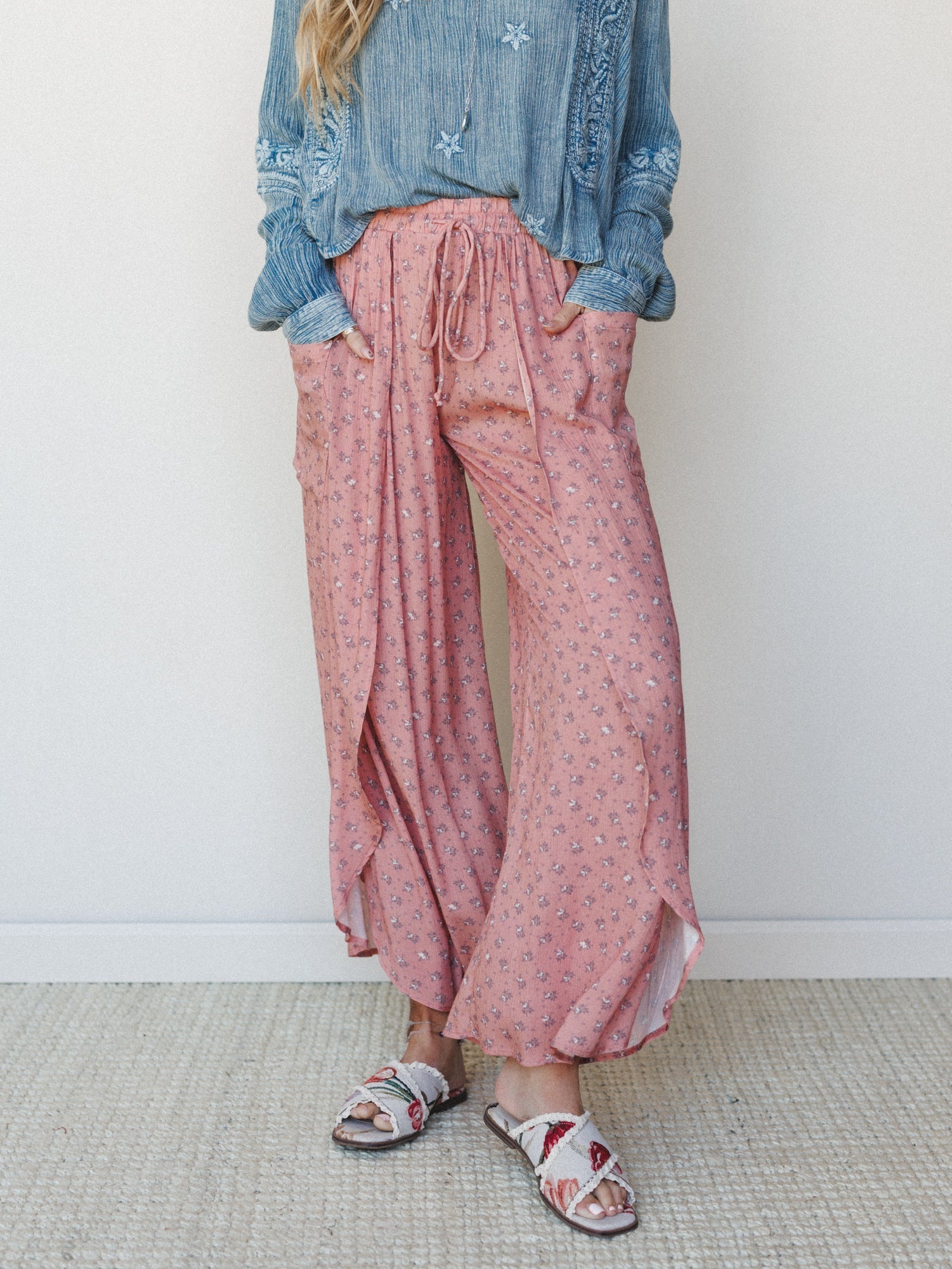 The Nest Wandering Flower Side Slit Pant - Clay