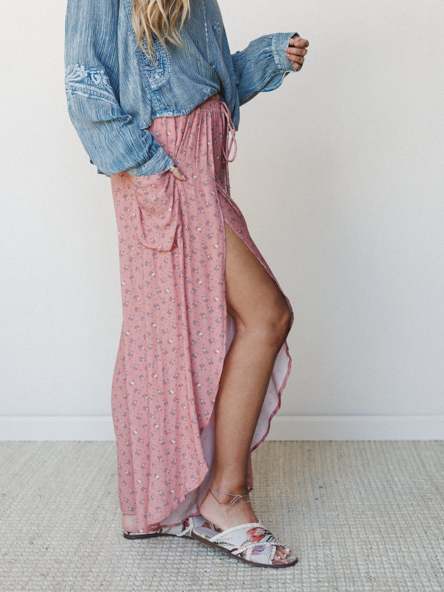 The Nest Wandering Flower Side Slit Pant - Clay